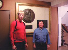 Павел Рязанцев и Бакулев Пётр в Хомбу Додзё у барельефа основателя Айкидо